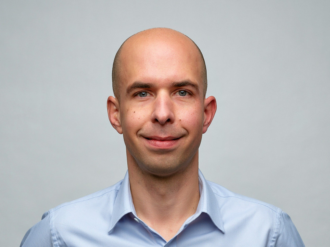 Manuel Bork von Yatta auf einer Bühne