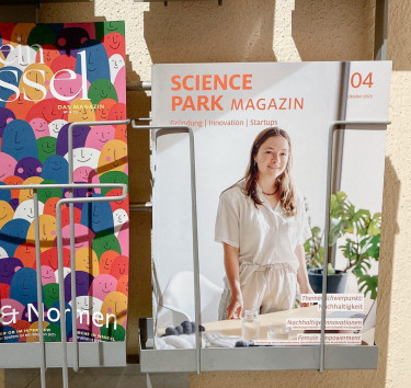 Das Science Park Magazin, wie es in einem City Rack in Kassel steht