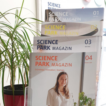 Ein Aufsteller mit den aufgereihten Magazinen von Ausgabe 1 bis 4
