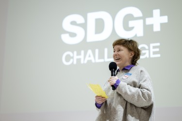 2023-11-18_Eröffnungsfestival_Moderation_Annette-Fauvel_C-Sascha-Mannel.jpg