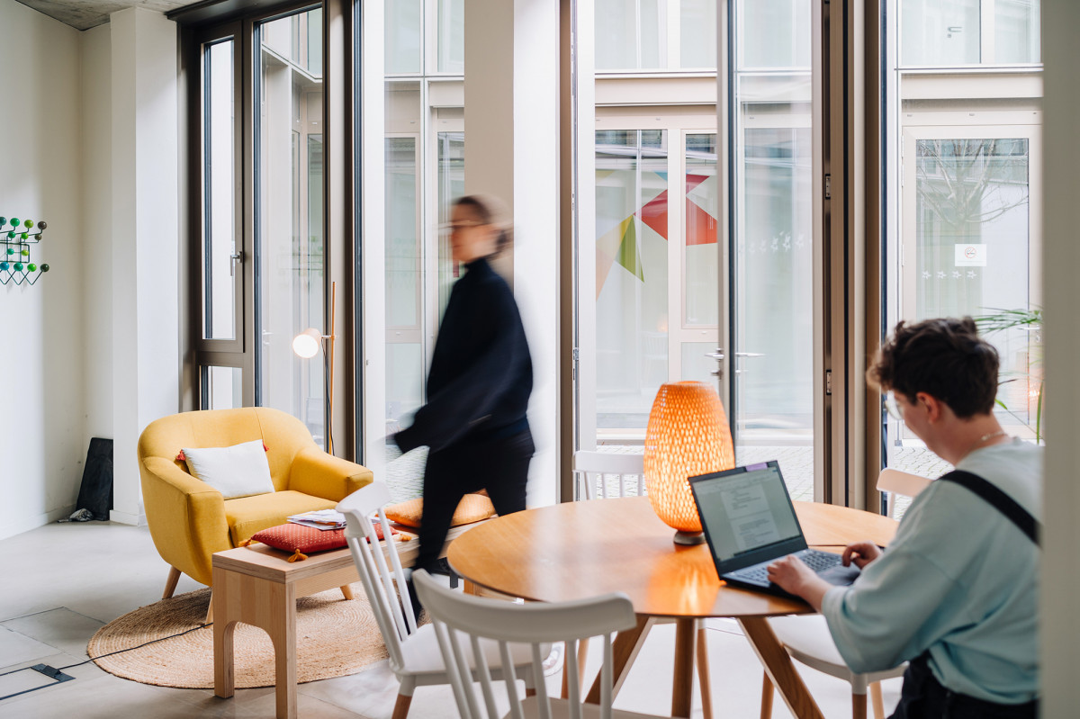 Junge Menschen arbeiten im gemütlichen Küchenbereich