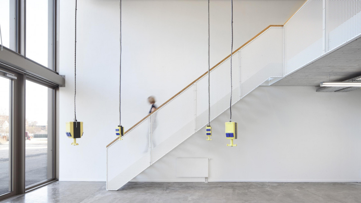 Eine Person beim Runterlaufen auf einer Treppe