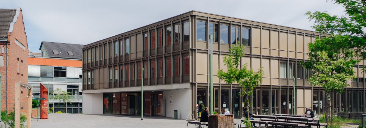 Der Science Park Kassel, ein Modernes mehrstöckiges Gebäude mit großen Fenstern.