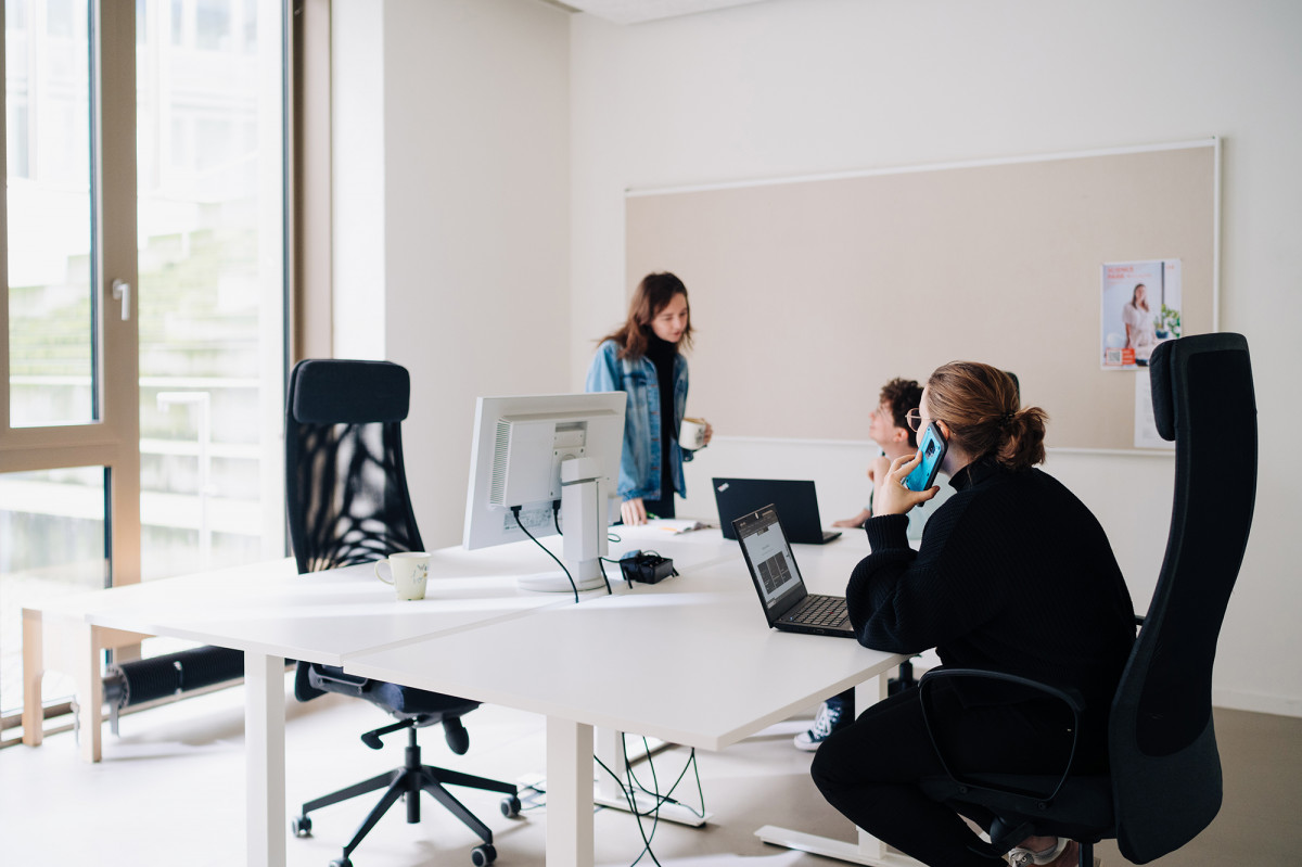 Junge Menschen arbeiten im CoWorking Bereich