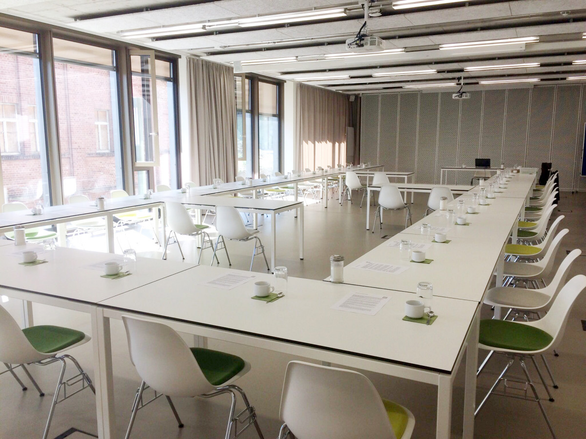 Großer Konferenzraum Kassel in U-Form für bis zu 120 Personen – teilbare Tagungsräume A+B